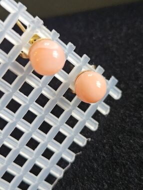 VINTAGE NATRUAL CORAL STUD EARRINGS